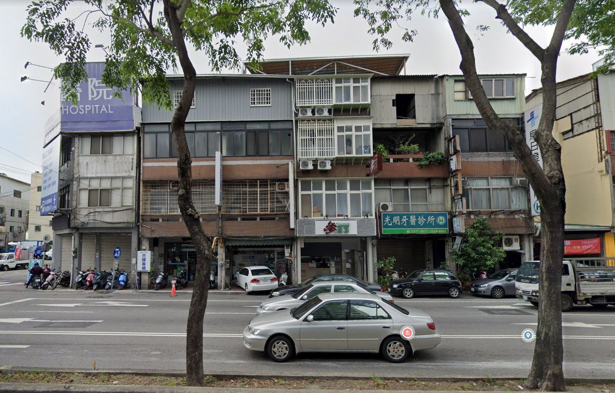 Townhouse shopfront in the Cheng Ching Hospital (Wuri) business district, prime corner at Zhongshan Rd × Fuxing Rd
