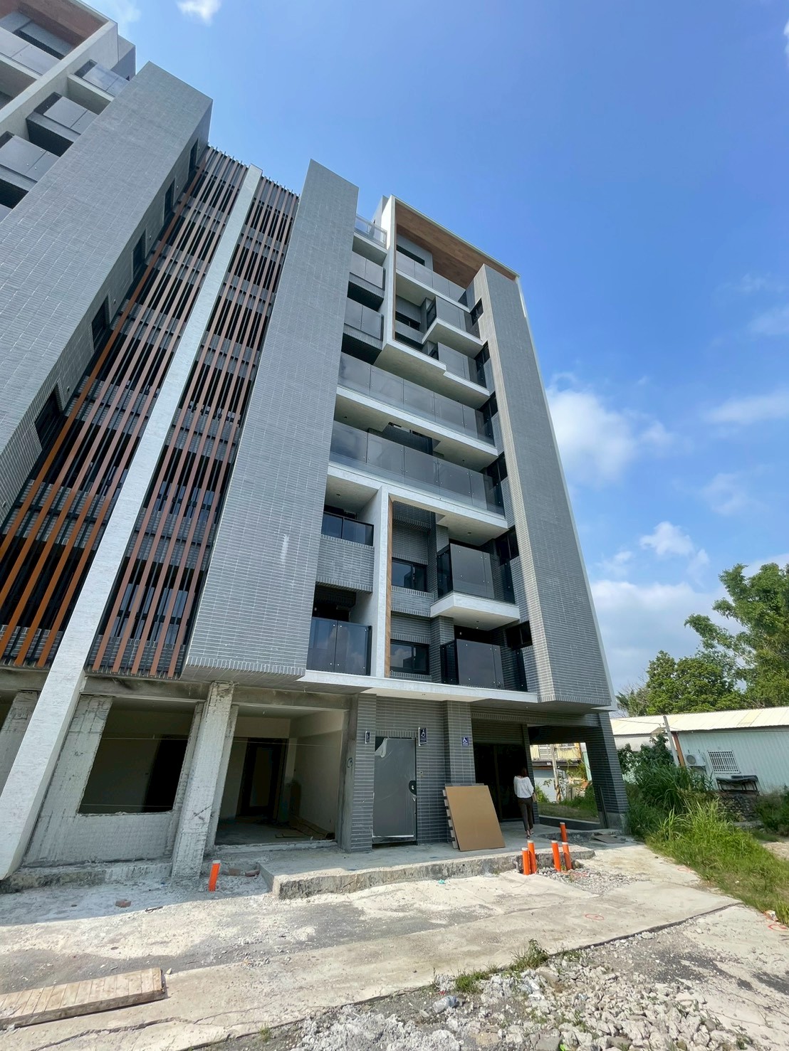 Baiju Xunyuan, Taichung — 2 bedrooms, 2 living areas, 1 bathroom, with flat parking space